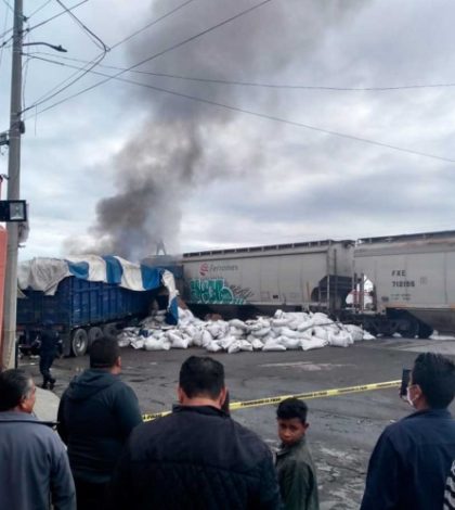 Se impacta tráiler contra  tren en Tlaxcala y se incendia