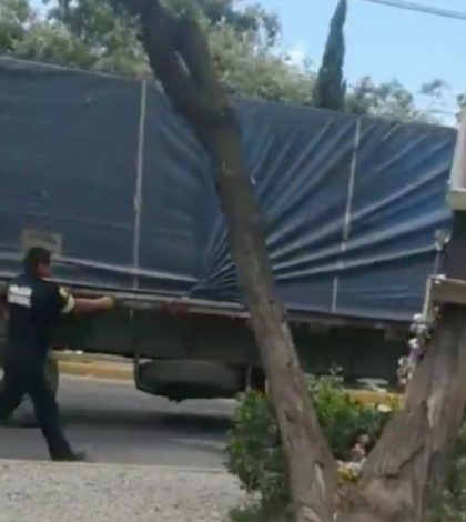 Policía persigue y recupera tráiler robado en Metepec