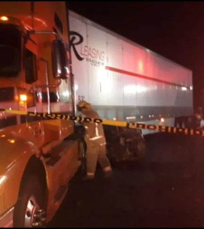 Mueren cuatro en choque contra tráiler en Poncitlán; conductor se da a la fuga