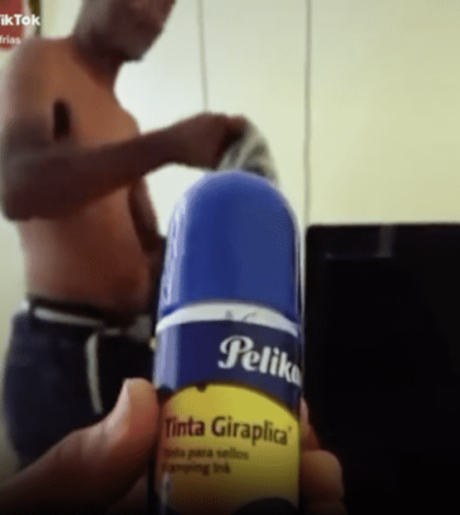 Confunde tinta para sellos con desodorante y su axila queda negra