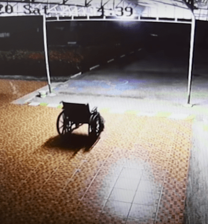 Fantasma es ‘dado de alta’ y sale del hospital en silla de ruedas