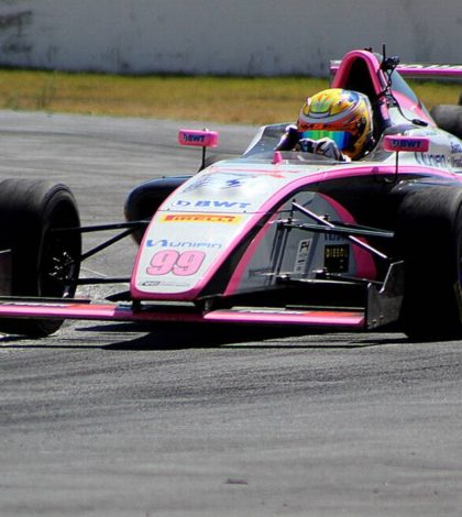 Joss garfias a un paso del campeonato  de la  F4 e series