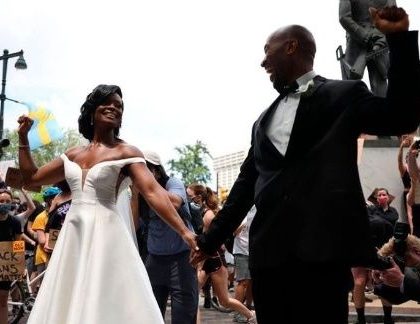 Se casan y festejan su boda en plena marcha contra el racismo