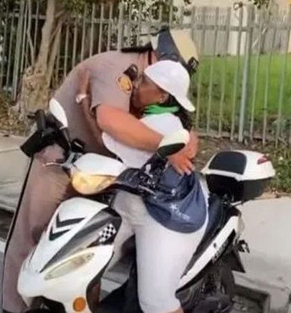 Tierno abrazo entre un policía y una activista por el racismo