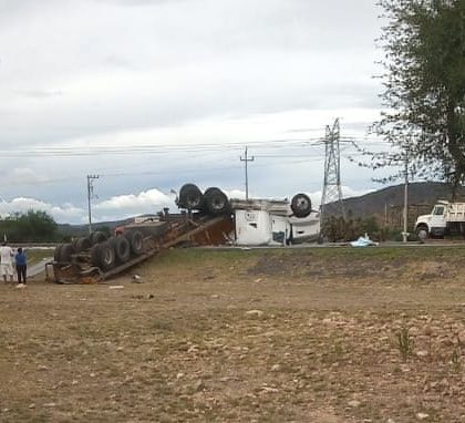 Volcadura de tráiler bloquea paso en la 57