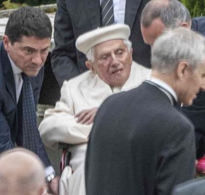 Benedicto XVI visita su antigua casa y tumba de sus padres