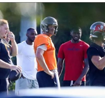 Coach de los Cuervos incita a Lamar Jackson al juego aéreo