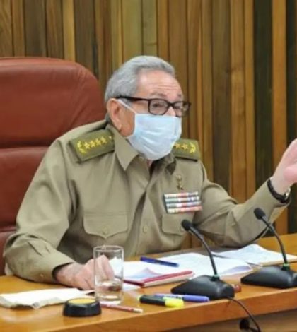 Raúl Castro reaparece para dirigir la desescalada en Cuba