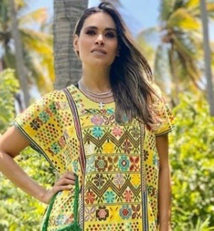 Galilea Montijo presume huipil hecho por artesanas del estado de Guerrero