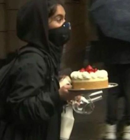 Joven saquea un pastel durante las protestas de Estados Unidos
