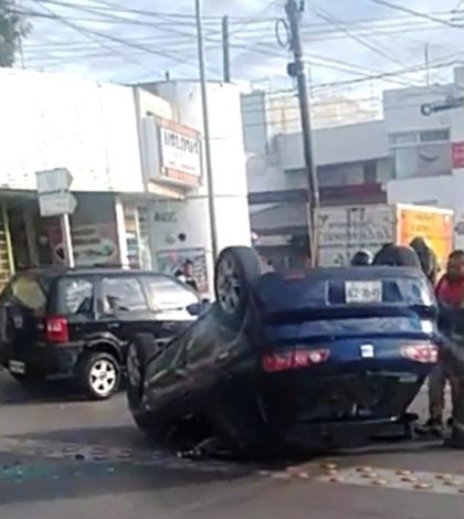 Vuelca auto, dos lesionados en Cordillera Himalaya