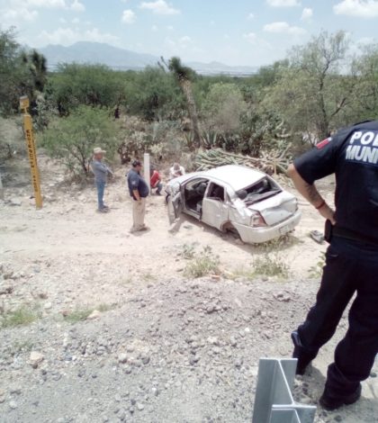 Volcadura en carretera León-San Luis; dos heridos