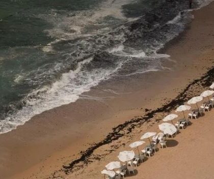 Por ayudar a joven, 11 personas mueren ahogadas en playa de Egipto
