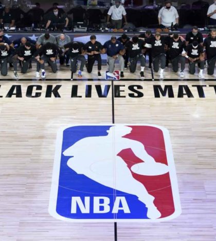 Jugadores protestan contra el racismo en reanudación de la NBA