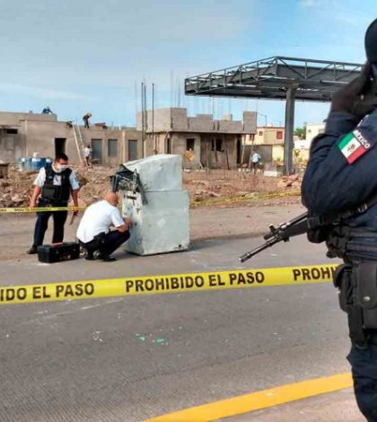 Delincuentes utilizan grúa para  arrancar cajero automático en Culiacán
