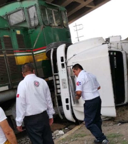 Tren embiste a camión que  intentó ganarle el paso en Tultitlán