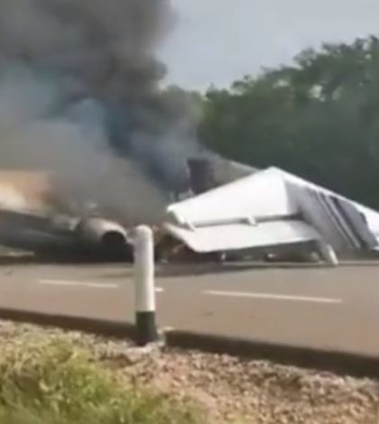 Aeronave se incendia en carretera de Quintana Roo tras efectuar aterrizaje de emergencia