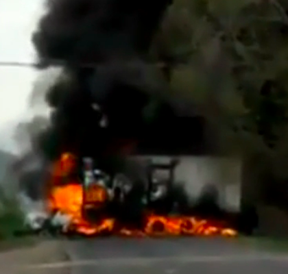 Realizan bloqueos y queman vehículos  en Tierra Caliente, Michoacán