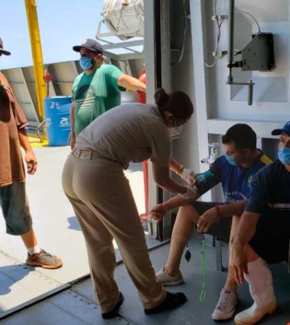Rescatan marinos a 9  Apescadores de buque sardinero