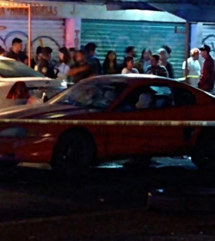 Asesinan a pareja dentro de su auto en Iztapalapa