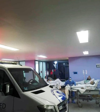 ¡Insólito!: IMSS atiende a  pacientes en el estacionamiento