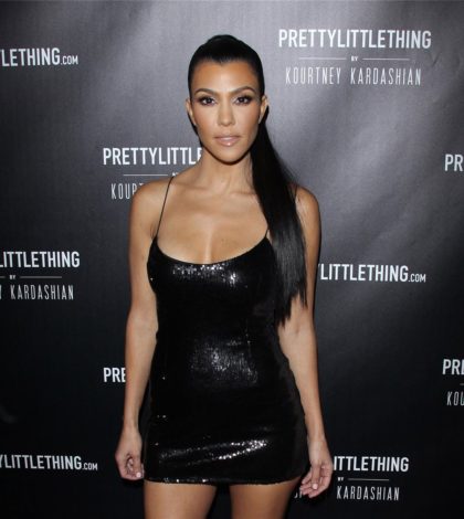 Kourtney Kardashian reta a su famosa familia a usar un cubrebocas al salir