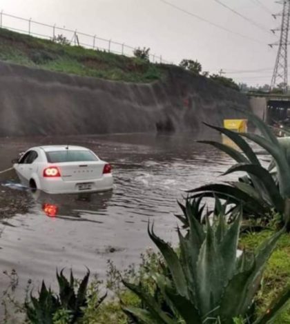 Deja tromba vehículos varados en Circuito Exterior Mexiquense