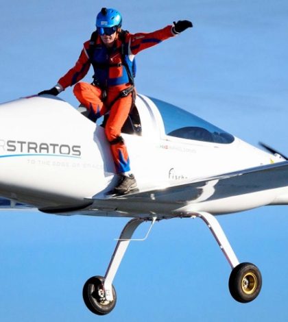 Paracaidista salta desde avión solar; es el primero en hacerlo