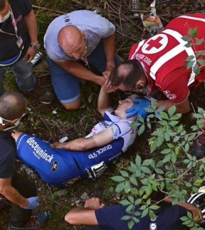 Ciclista cae desde un puente en el Giro de Lombardía
