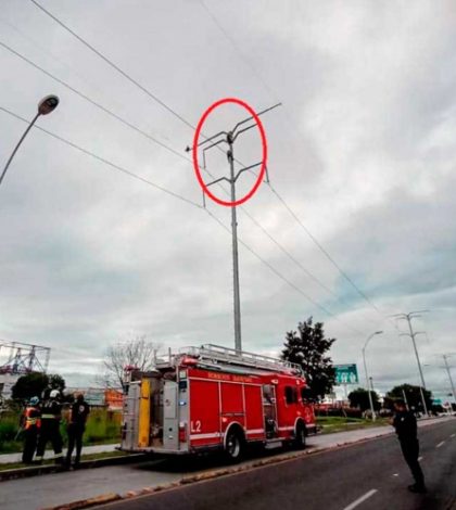 Rescatan a hombre que trepó torre eléctrica en Querétaro