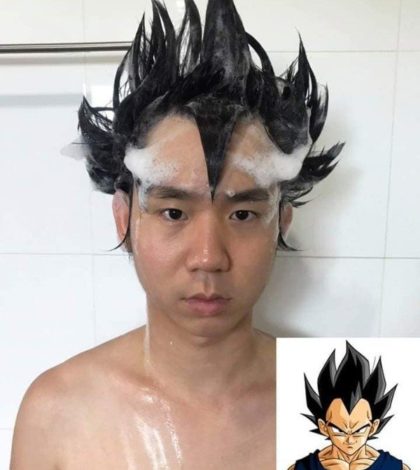 Hombre recrea peinados de personajes de anime mientras se baña