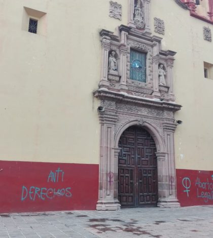 Con mensajes pro aborto, vandalizan Templo de San Miguelito