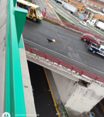 #Video: Hombre ‘sale volando’ de 2° piso de Periférico, cae y auto lo arrolla
