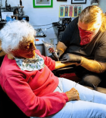 Abuela cumple 103 años y lo celebra haciéndose su primer tatuaje