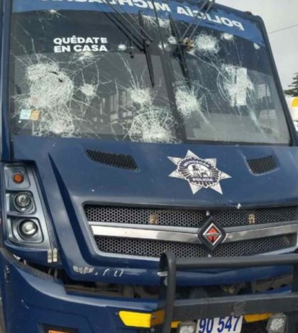 Camión de la policía arrolla a normalistas en Michoacán (video)