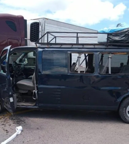 Muere mujer tras choque de camioneta contra tráiler en carretera Tepic-Mazatlán