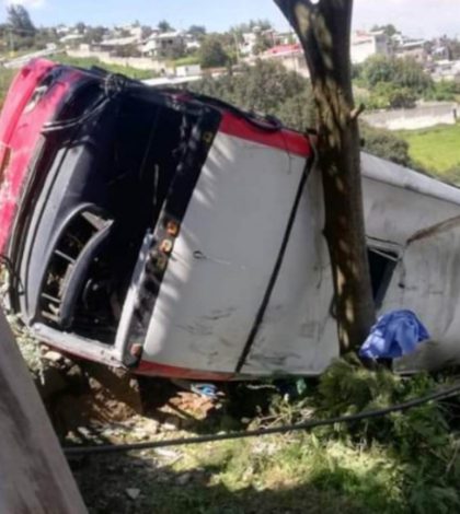 Dos muertos y 16 heridos tras volcar autobús en Isidro Fabela