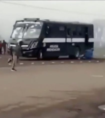 Camión de la policía arrolla a normalistas en Michoacán