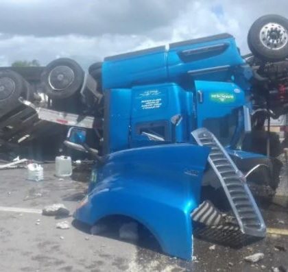 Aparatoso choque entre dos trailer  en la autopista Mazatlán-Culiacán