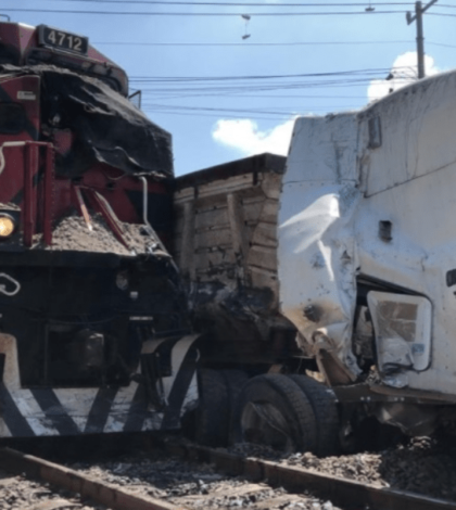 Tren arrolla tráiler que trató de ganarle  el paso en Nextlalpan, Estado de México