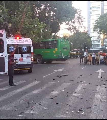 Aparatoso choque entre auto y transporte público deja 26 lesionados