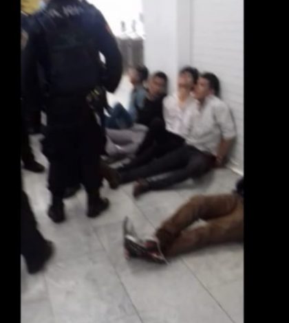 #Video: Ebrios tratan de entrar al Metro Salto del Agua y arman zafarrancho