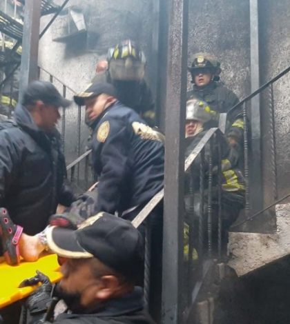 Rescatan a mujer atrapada por incendio en Tlalpan