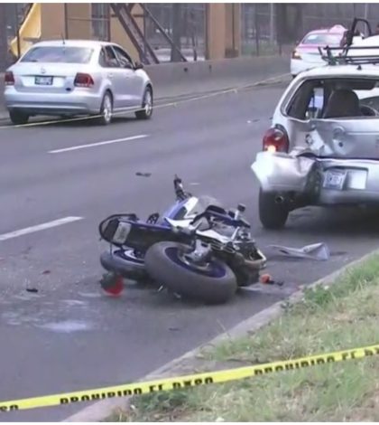 Vehículo embiste a motociclista y choca autos estacionados en Naucalpan