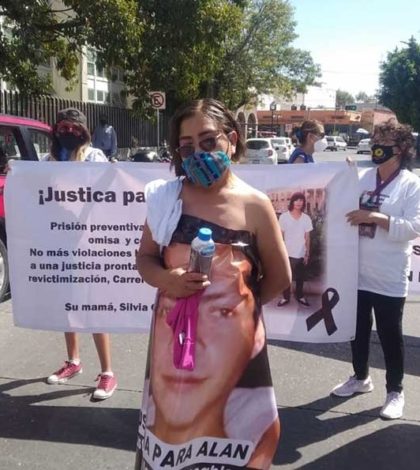 Madre potosina se desnuda frente a la FGE; exige justicia por su hijo desaparecido