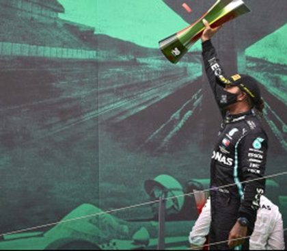 Lewis Hamilton se niega a firmar con Mercedes