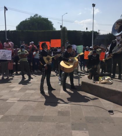 Manifestantes  se presentan en la UAM para despedir al alcalde
