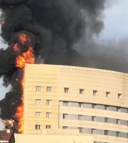 Un incendio colosal consume un hospital de la ciudad de Estambul
