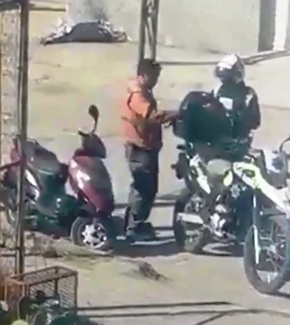 Graban a Policía Municipal de SLP presuntamente recibiendo soborno de motociclista (Video)