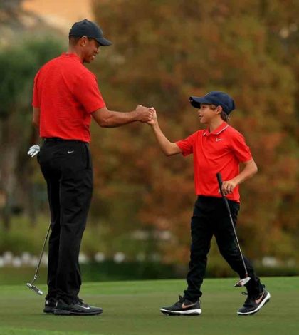 Tiger Woods y su hijo finalizan dentro del Top 10